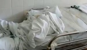 Corpos de vítimas da Covid-19 são flagrados no chão de hospitais em Brasília