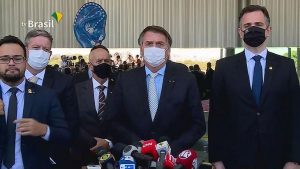 Bolsonaro anuncia comitê com governadores e Congresso contra a Covid
