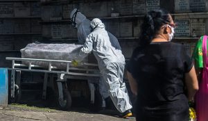 Brasil atinge 300 mil mortos por Covid-19 um dia após recorde