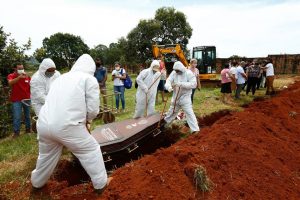Fábricas já acumulam pedidos para ao menos 100 mil caixões