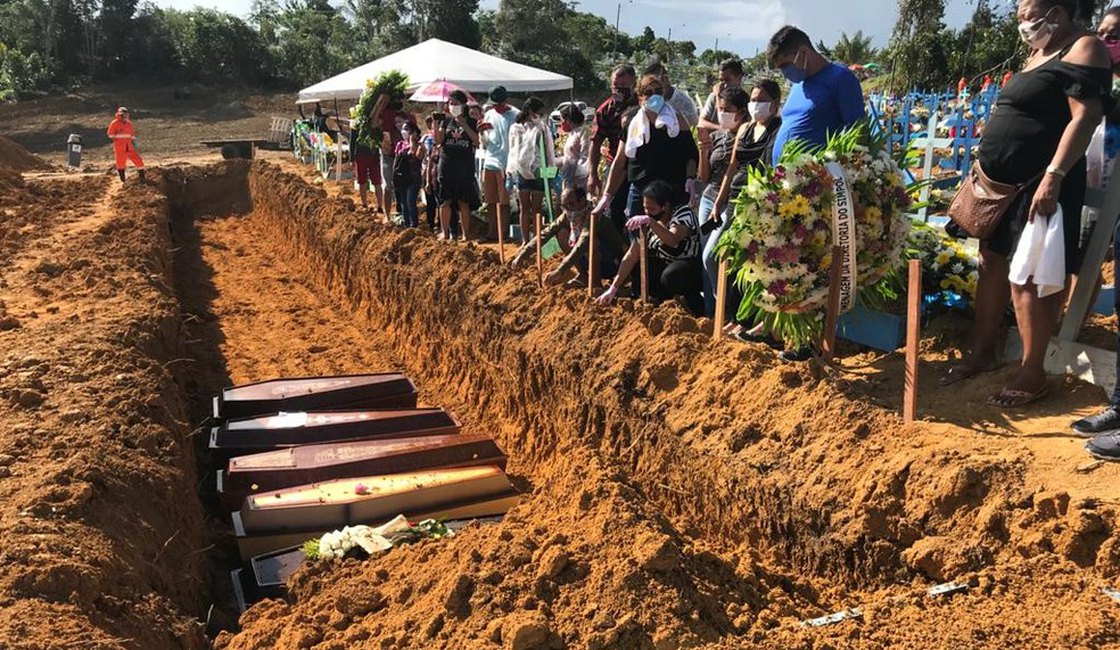 Brasil registra 1.760 mortes por Covid em 24 h; média é recorde pelo 7º dia