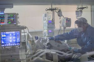 Brasil bate recorde pelo 3º dia seguido e registra média móvel de 1.223 mortes por covid