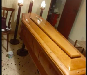 Mulher mantém corpo da mãe na sala por falta de vaga em cemitério