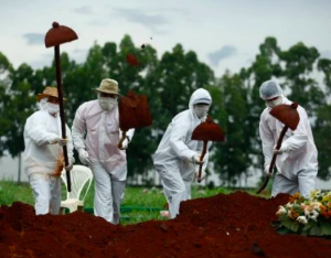 Pela 1ª vez, média de mortes por Covid-19 no Brasil ultrapassa 2 mil