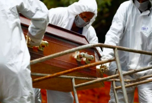 Brasil de luto. Psicólogas ensinam a lidar com a dor de 310 mil mortes