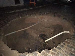 Mulher está desaparecida após cair em buraco durante fortes chuvas em Garanhuns