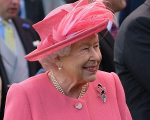 Em seu aniversário de 95 anos, Rainha Elizabeth quebra o silêncio