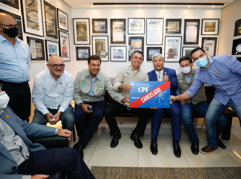 Bolsonaro é criticado ao posar com Sikêra Jr e exaltar um CPF cancelado