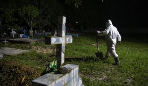 Brasil volta a bater recorde com pior média de mortes por Covid