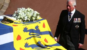 Corpo de Philip é colocado no jazigo da família real britânica