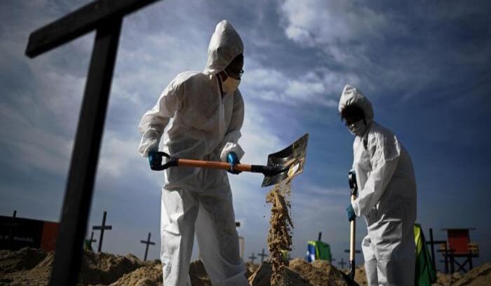 Mortes por coronavírus têm tendência de queda pela 1ª vez desde novembro