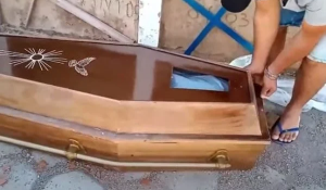 Vereador é investigado por abrir caixão de suposta vítima da Covid-19