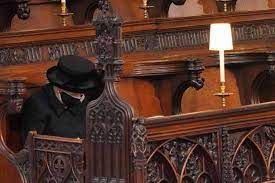 Imagem da rainha sentada sozinha em funeral do marido comove o mundo