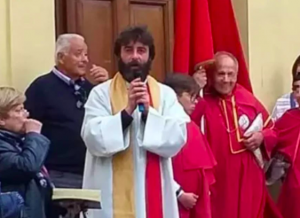 No meio de missa, padre anuncia que está apaixonado por mulher