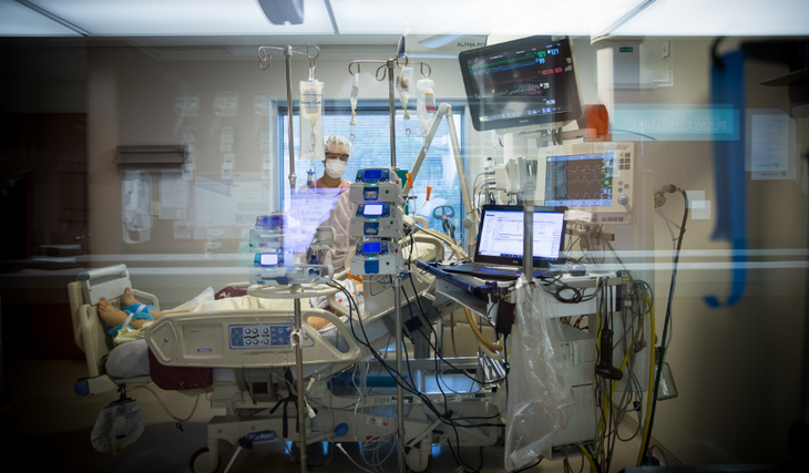 Média de mortes diárias por Covid-19 cai 28% em um mês no Brasil