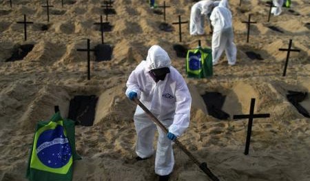 Brasil registra 2.217 novas mortes por Covid e se aproxima de 420 mil