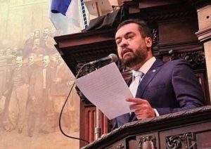 Cláudio Castro toma posse como governador do Rio, um dia após impeachment de Witzel