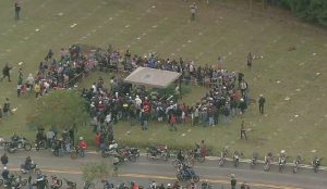 Corpo de MC Kevin deixa quadra da Unidos de Vila Maria e é sepultado na Zona Norte de SP