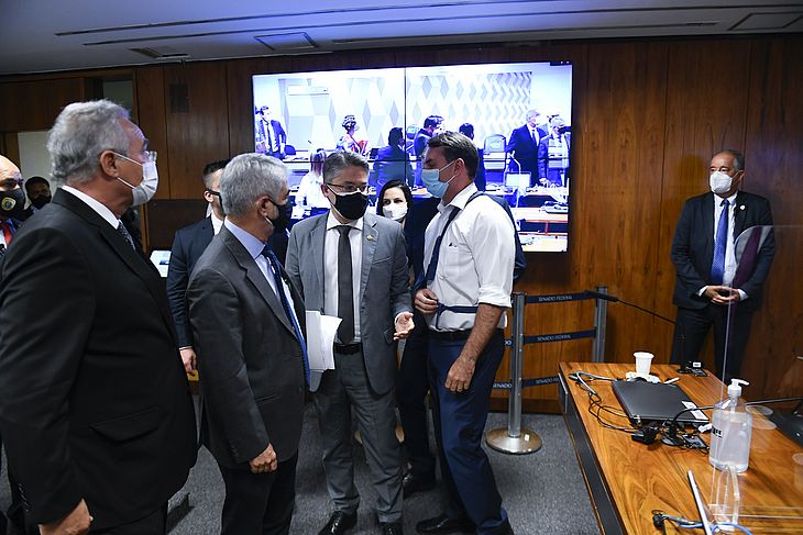 Flávio Bolsonaro chama Renan Calheiros de ‘vagabundo’, e sessão da CPI da Covid é suspensa