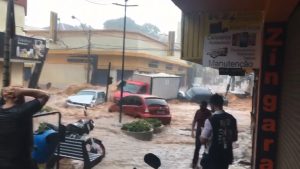 FAKE: vídeo de enchente levando carros, atribuído a Sapé, foi em São Paulo