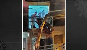Corpo de homem em caixão é retirado de apartamento com auxílio de caminhão-guincho na Paraíba