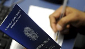 Economista prevê queda do desemprego com aumento da vacinação