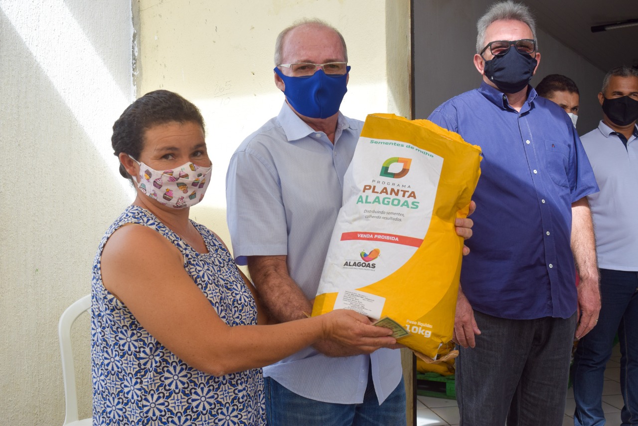 Prefeitura e Governo do Estado entregam sementes aos agricultores de Taquarana