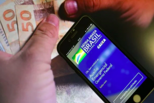 Governo vai prorrogar auxílio emergencial por 3 meses, confirma Guedes