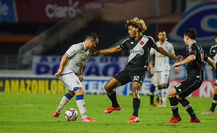 CSA e Vasco empatam em gramado encharcado e se distanciam do G-4