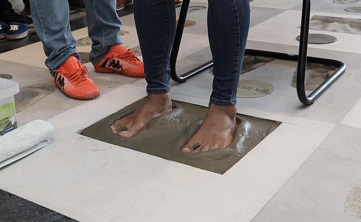 Firmino recebe homenagem e deixa pisada no Hall da Fama do Estádio Rei Pelé