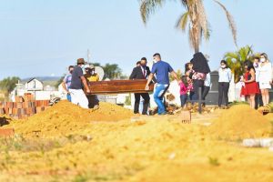 Corpo de Lázaro é enterrado sob forte comoção de familiares em Goiás