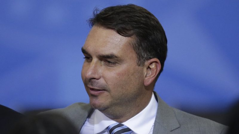 Flávio diz que Bolsonaro foi para a UTI e chegou a ser intubado