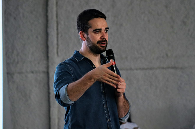 Em AL, Eduardo Leite fala muito de si e pouco de Rodrigo Cunha