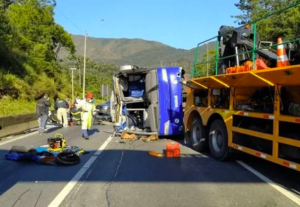 Ônibus de time de futsal tomba, deixa dois mortos e feridos no Paraná