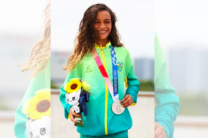 Após medalha de prata no skate, Rayssa Leal vai de fadinha a princesa das redes