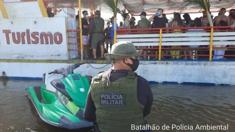 Festa clandestina com mais de 100 pessoas em catamarã é encerrada na Lagoa Mundaú