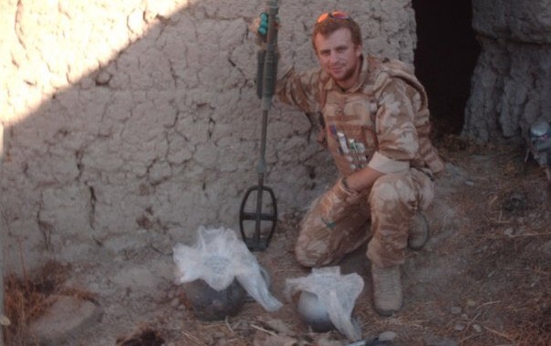 Veterano que perdeu as pernas no Afeganistão lamenta: “Tudo em vão”