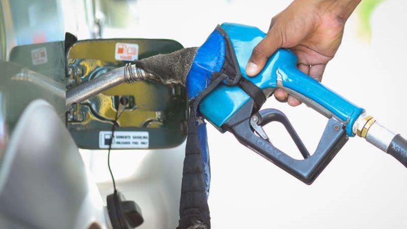 Bolsonaro antecipa venda direta de etanol e flexibilização a postos bandeirados