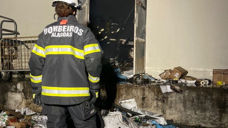 Bombeiros são acionados para combater incêndio na Santa Casa de Maceió