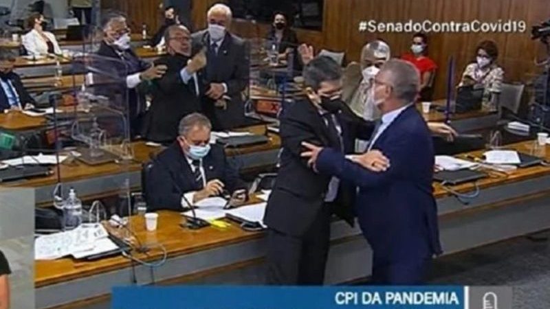 ‘Vagabundo’, ‘picareta’: senadores trocam ofensas, e colegas da CPI intervêm para evitar confronto