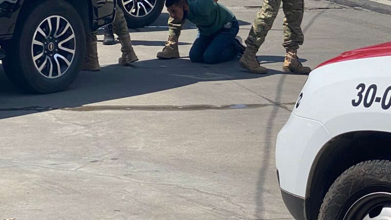 Criminoso faz funcionário de farmácia refém durante tentativa de assalto no Farol