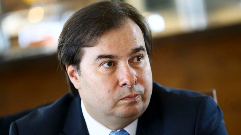 Maia reassumirá mandato na Câmara para tentar derrotar Bolsonaro