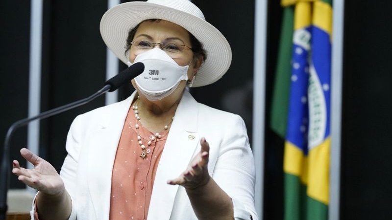 Com Covid-19, Tereza Nelma é internada em hospital de Maceió