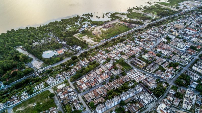 Nível da água sobe e começa a encobrir manguezal às margens da Lagoa Mundaú, em Maceió