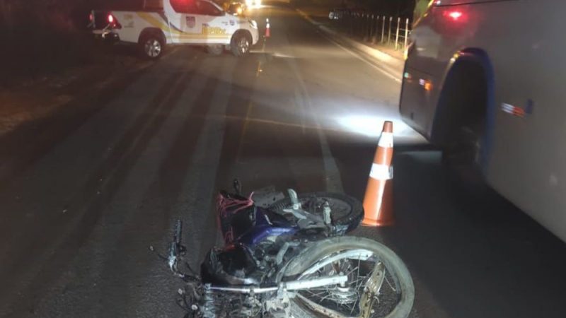 Motociclista morre em acidente após invadir a contramão e bater em uma van em rodovia de Craíbas, AL