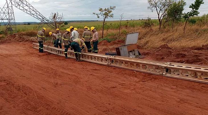 Vendaval derruba torres e deixa 13 cidades sem luz no Triângulo Mineiro