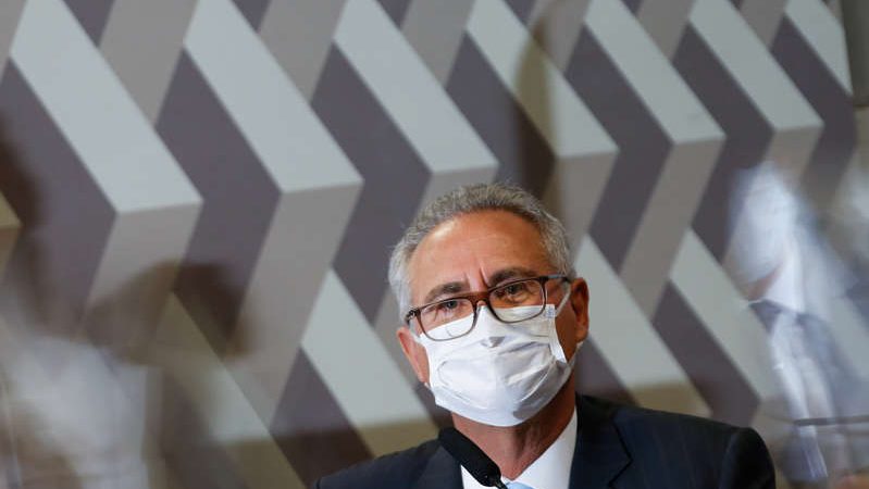 Bolsonaro terá 3 indiciamentos por crime contra humanidade, diz Renan