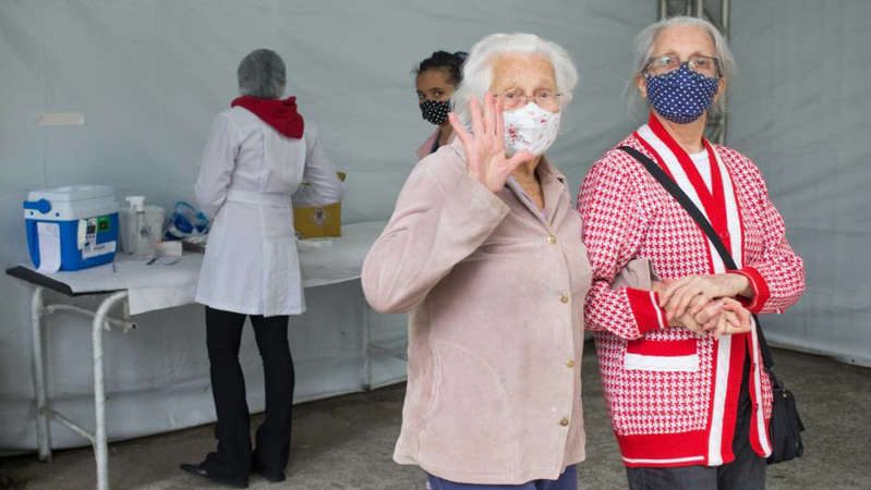 Com 50% do Brasil vacinado contra a covid-19, um misto de alívio e emoção entre as pessoas