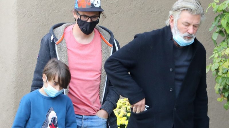 Alec Baldwin, viúvo e filho de Halyna Hutchins são vistos juntos