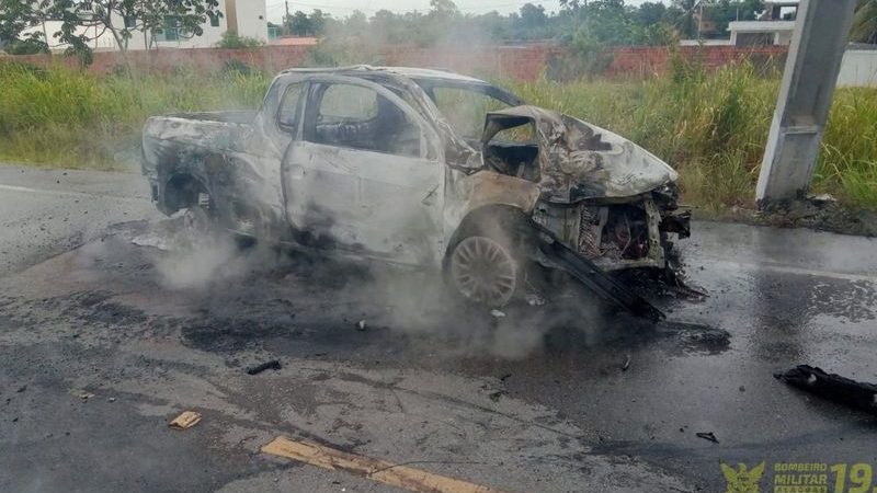 Condutor morre após carro colidir contra poste e pegar fogo no Francês